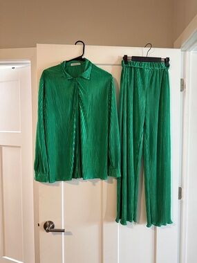 Women's Emerald Green Pleated Wide-Leg Pants & Shirt Set